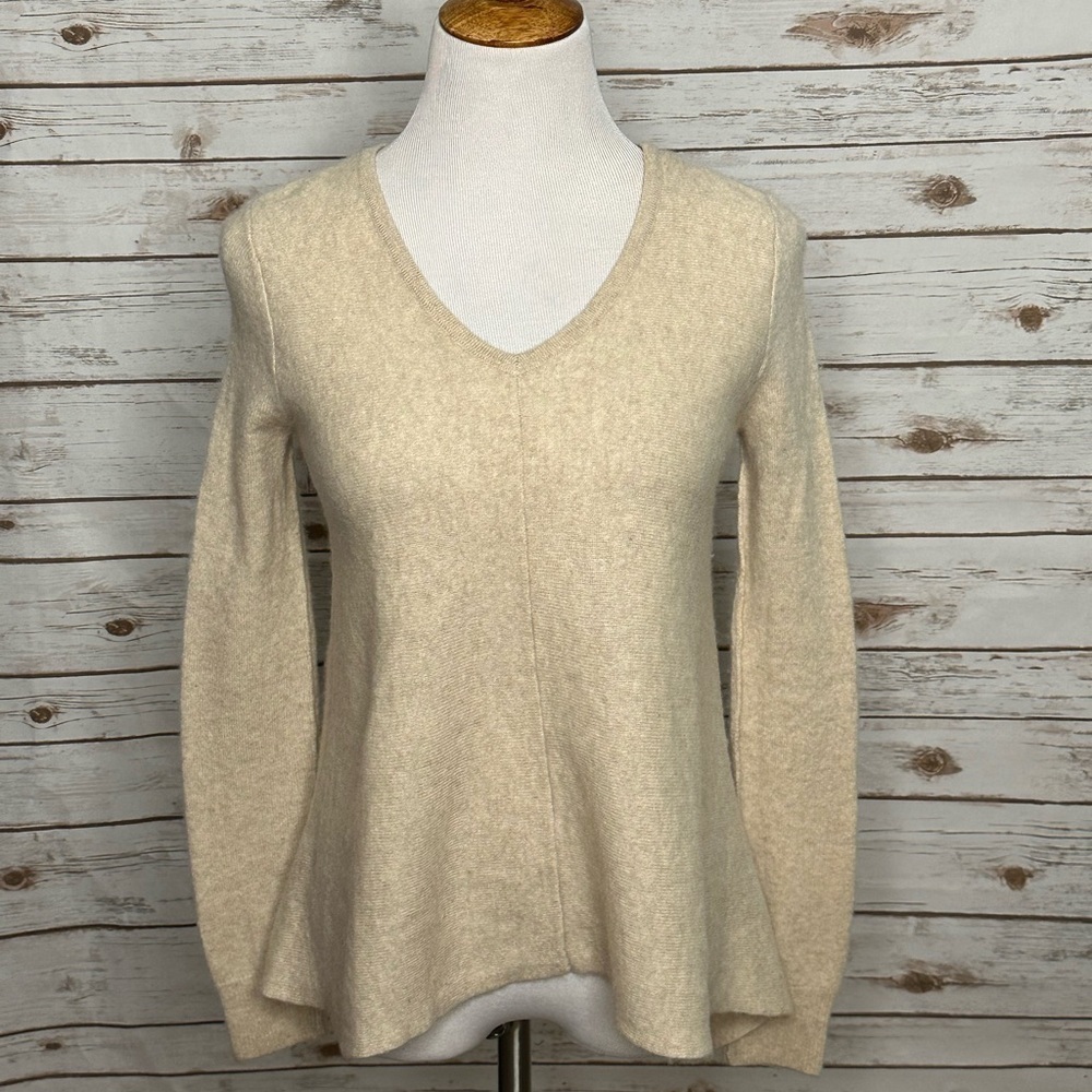 Sutton Studio classic cream V-neck cashmere sweater Size Medium